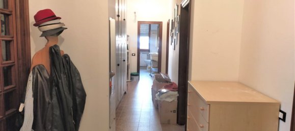 6-salle Appartement à Savona, Italy No. 15010 3