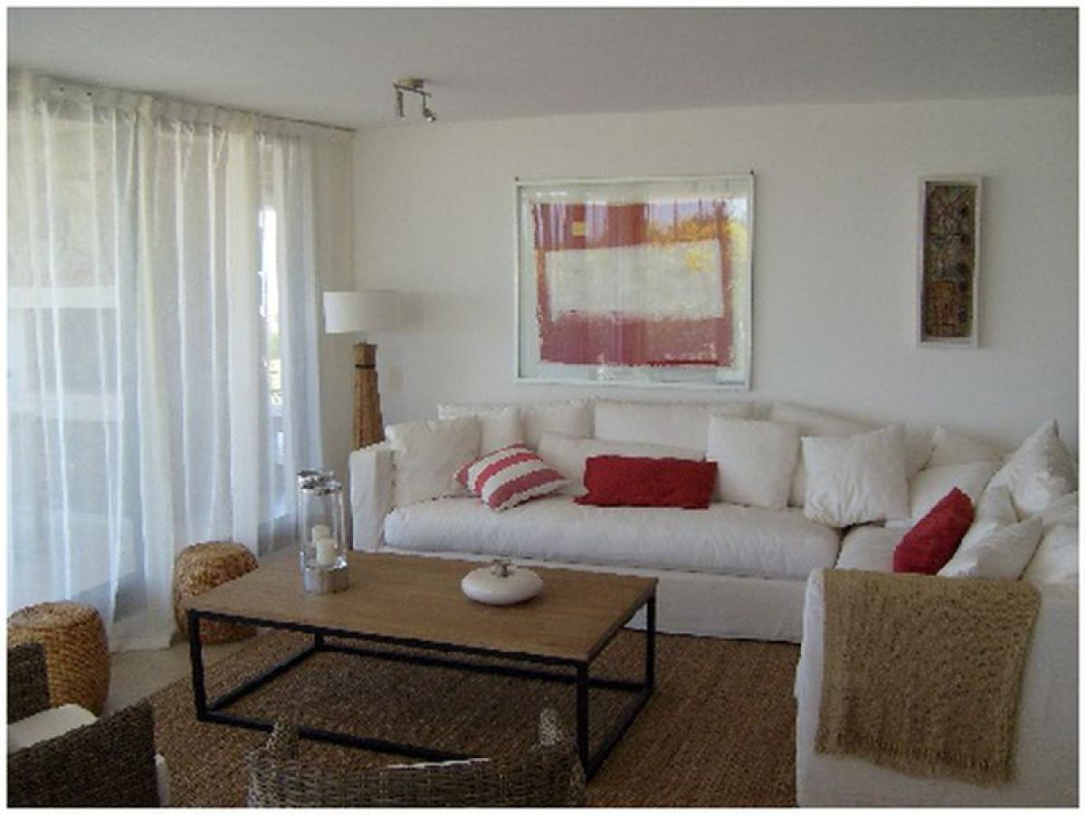 Apartamento de 3 dormitorios en Maldonado, Uruguay No. 12253