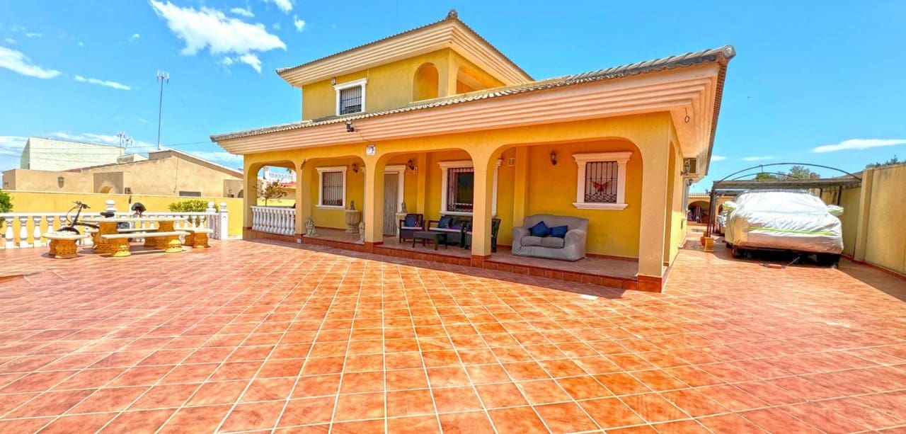 6 bedrooms House in Torrevieja, Spain No. 183616