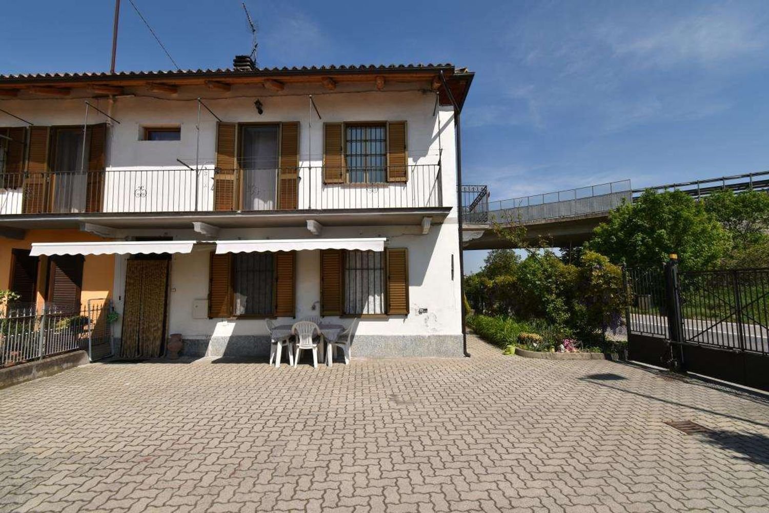 Дом с 5 комнатами в Альба, Италия № 156701