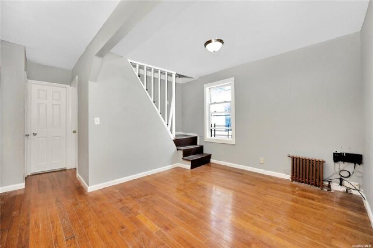 Дом с 4 спальнями в South Ozone Park, США № 278126