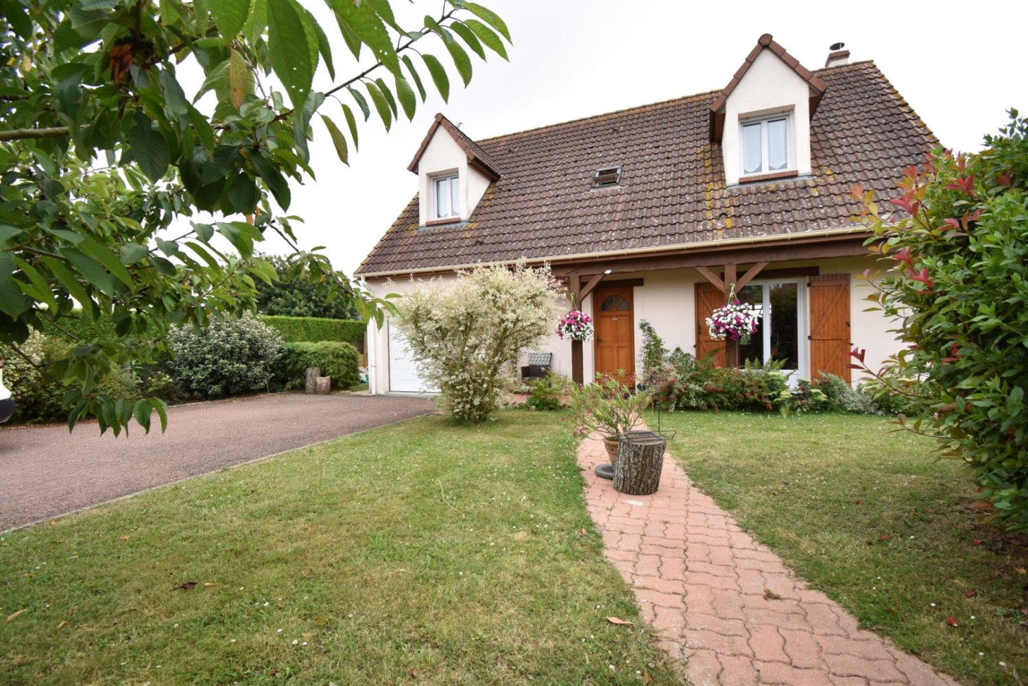 Villa de 3 dormitorios en Brou, France No. 225130