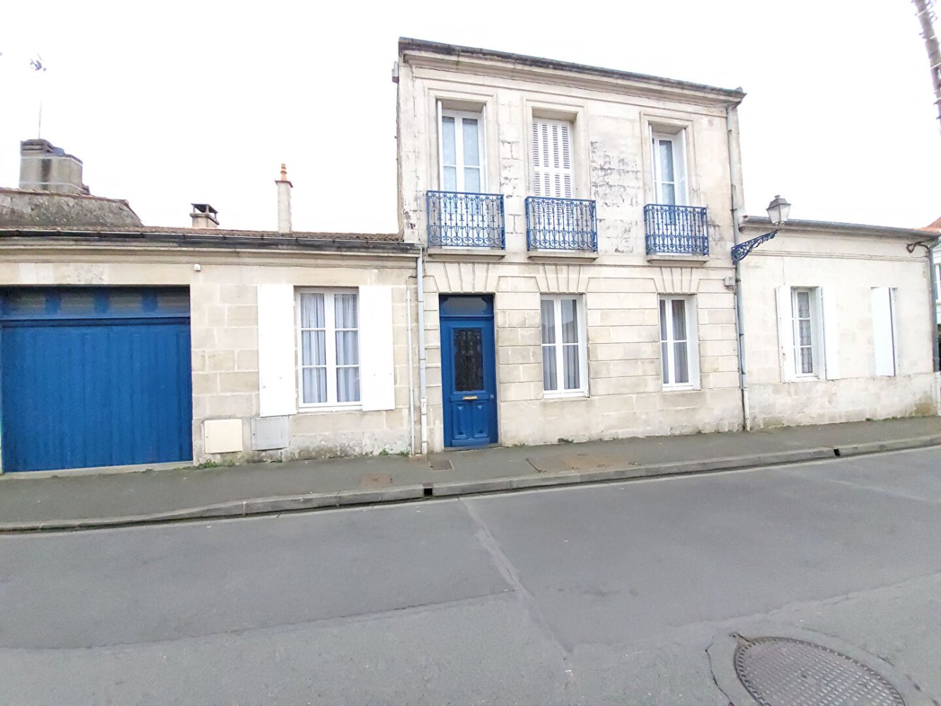 Замки и поместья с 6 комнатами в Рошфор, Франция № 278809