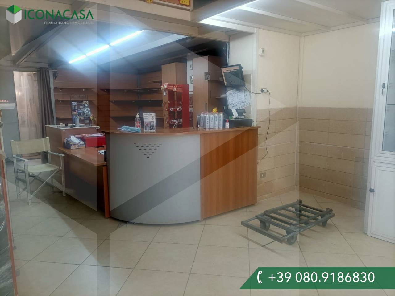 3 rooms Commercial property in Bari, Italy No. 21997