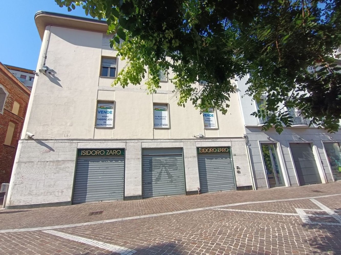 355m² Building in Gallarate, Italy No. 363514