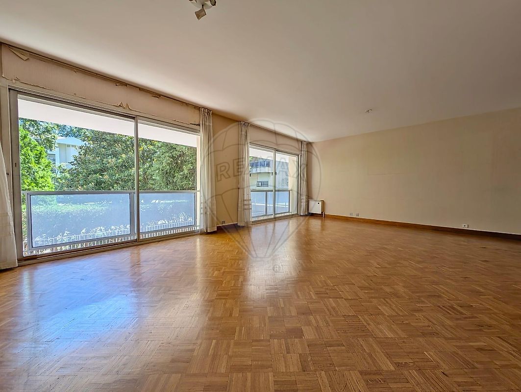 113m² Office in Marseille, France No. 329791