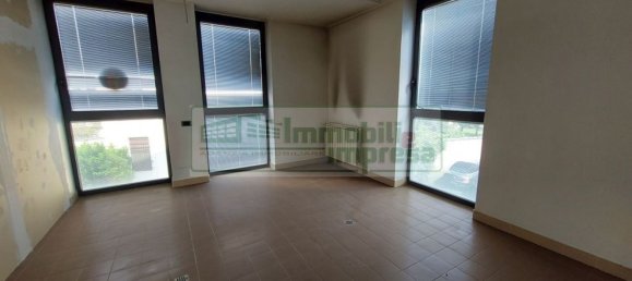 860m² Office in Busto Arsizio, Italy No. 85106 10