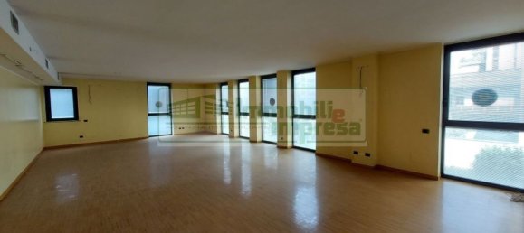 860m² Office in Busto Arsizio, Italy No. 85106 8