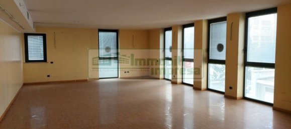 860m² Office in Busto Arsizio, Italy No. 85106 9