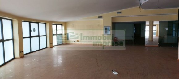 860m² Office in Busto Arsizio, Italy No. 85106 5