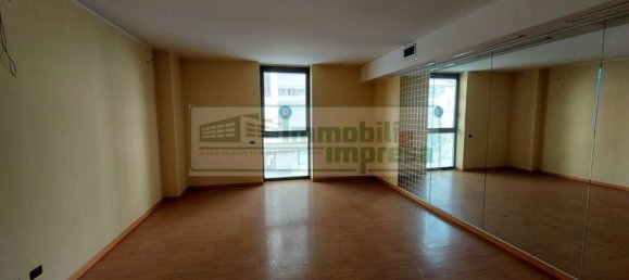 860m² Office in Busto Arsizio, Italy No. 85106 6