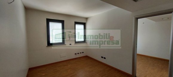 860m² Office in Busto Arsizio, Italy No. 85106 7