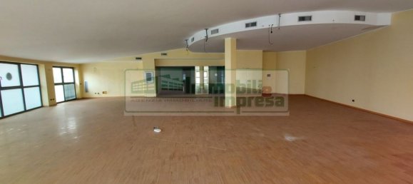 860m² Office in Busto Arsizio, Italy No. 85106 4