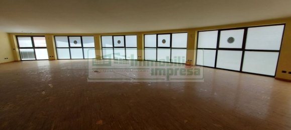 860m² Office in Busto Arsizio, Italy No. 85106 2