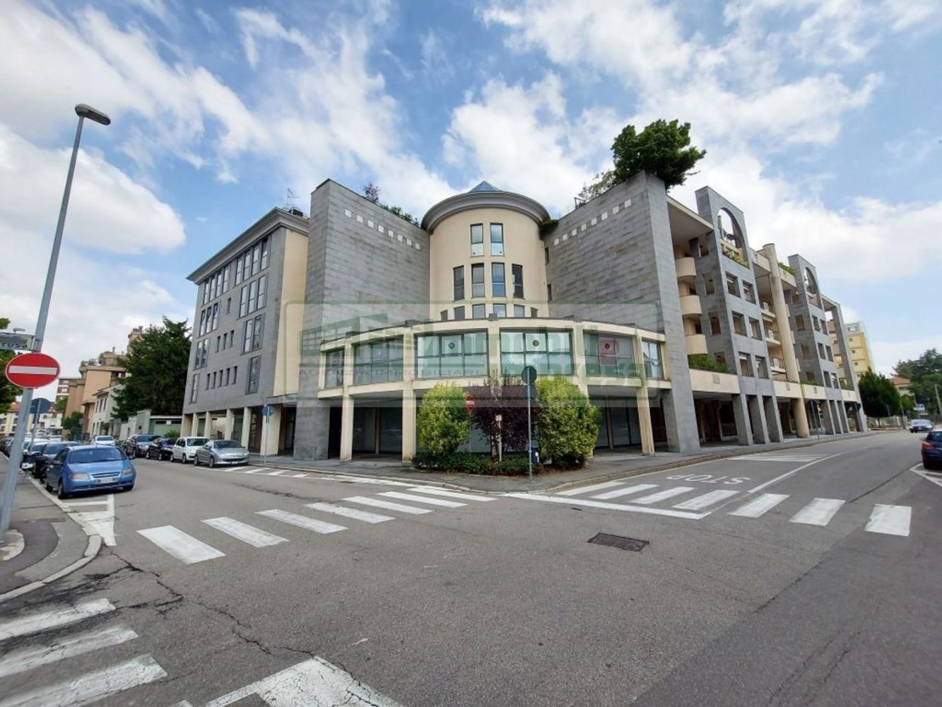 860m² Office in Busto Arsizio, Italy No. 85106