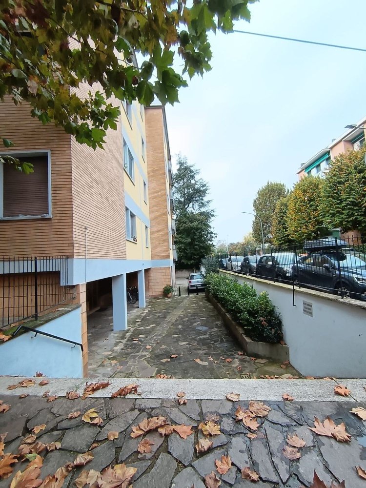 3 rooms Apartment in Bologna, Italy No. 24029