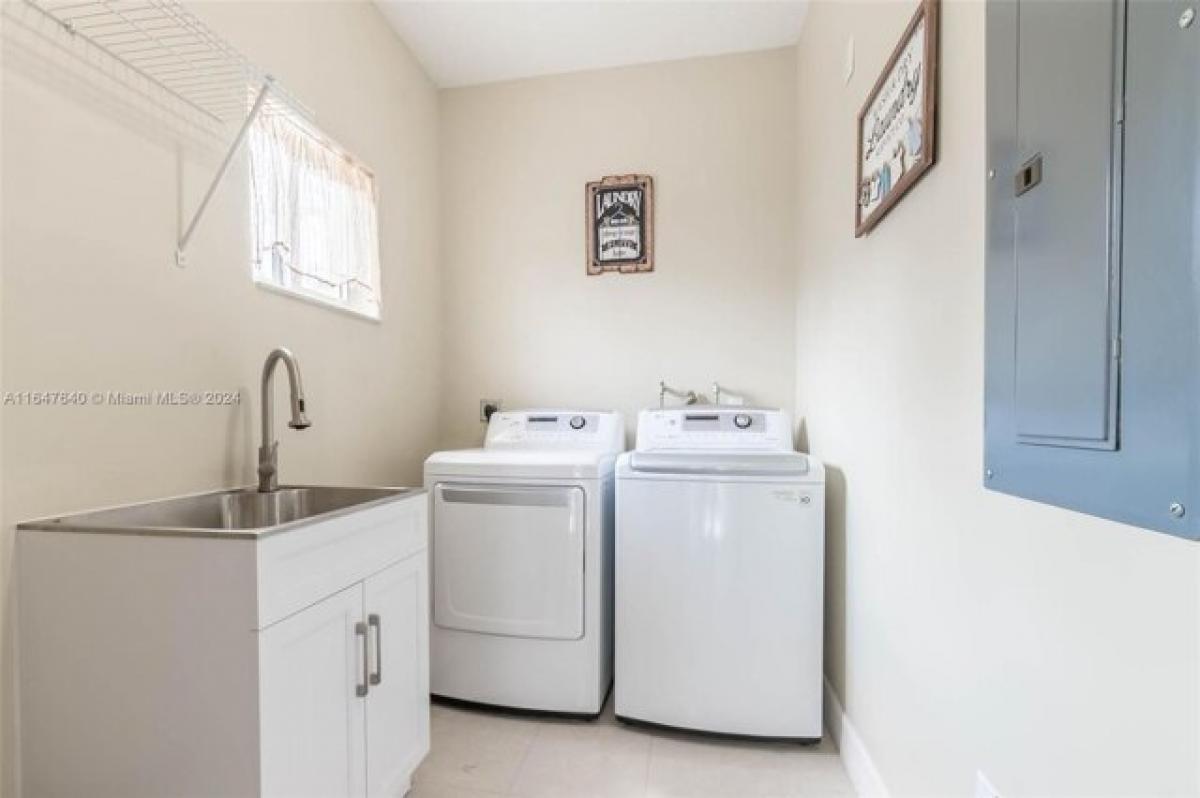 Дом с 4 спальнями в Майами, США № 301015