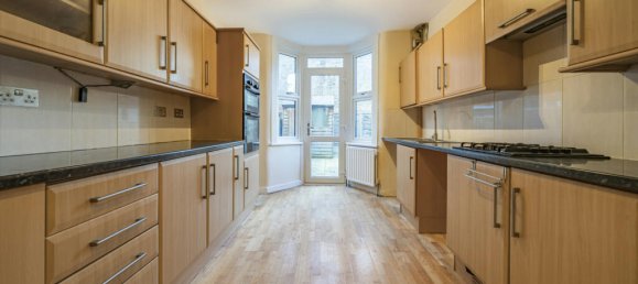 3 bedrooms House in London, United Kingdom No. 7659 6