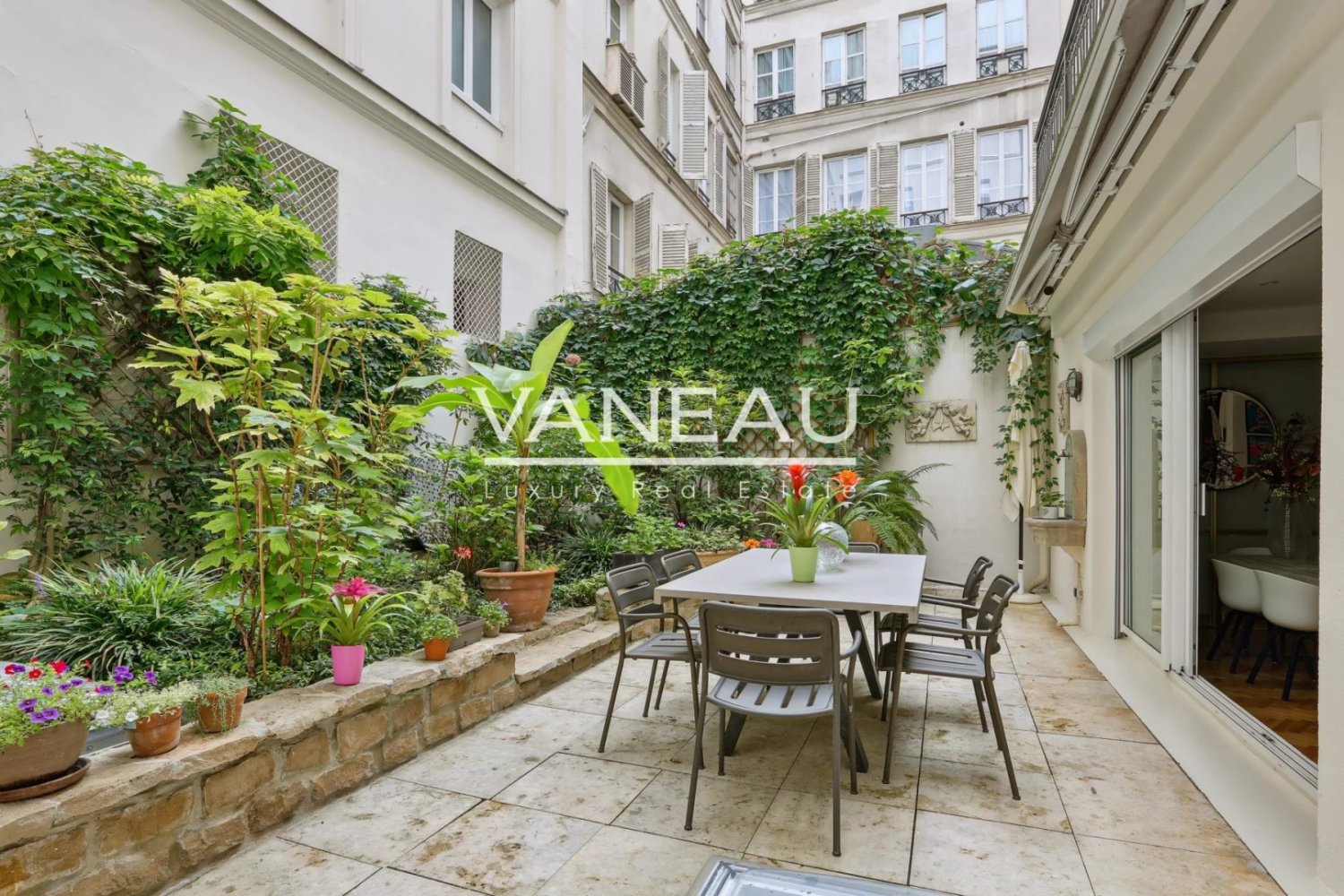3 bedrooms Apartment in Paris, France No. 164463