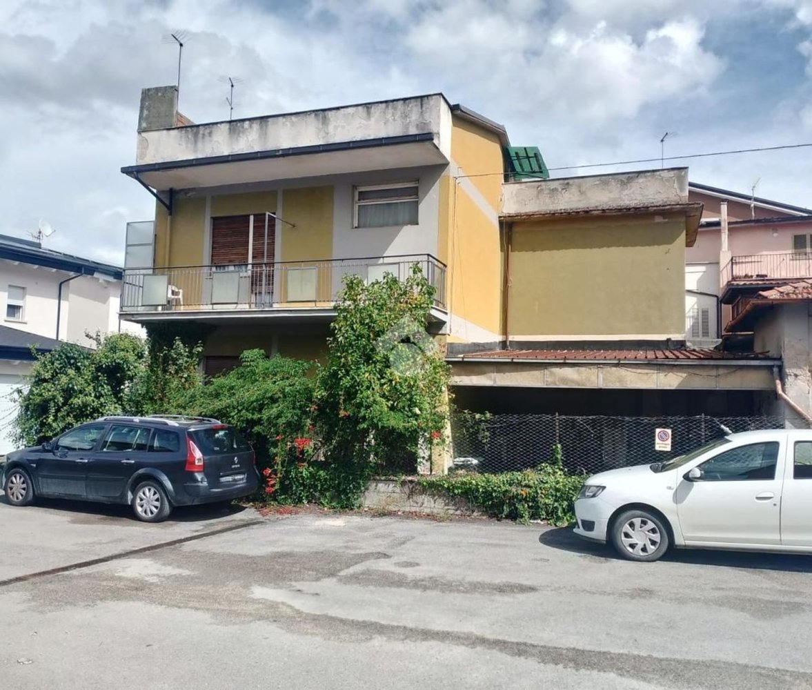 Дом с 5 спальнями в Авеццано, Италия № 337093