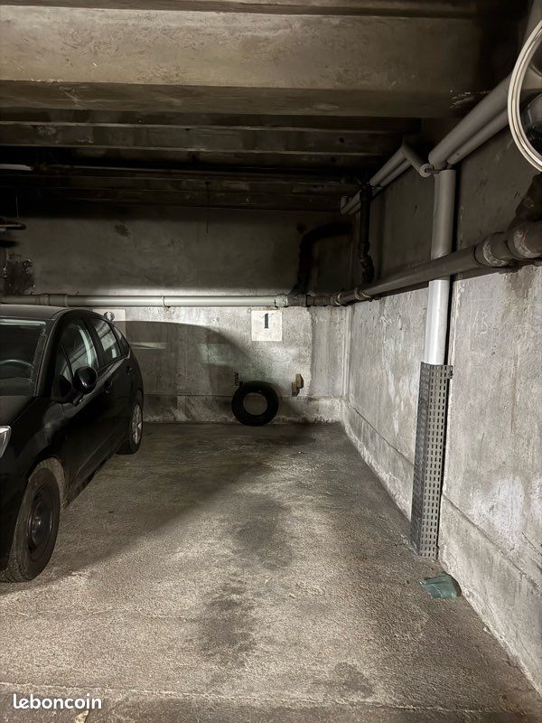  Parking in Paris, France No. 333533