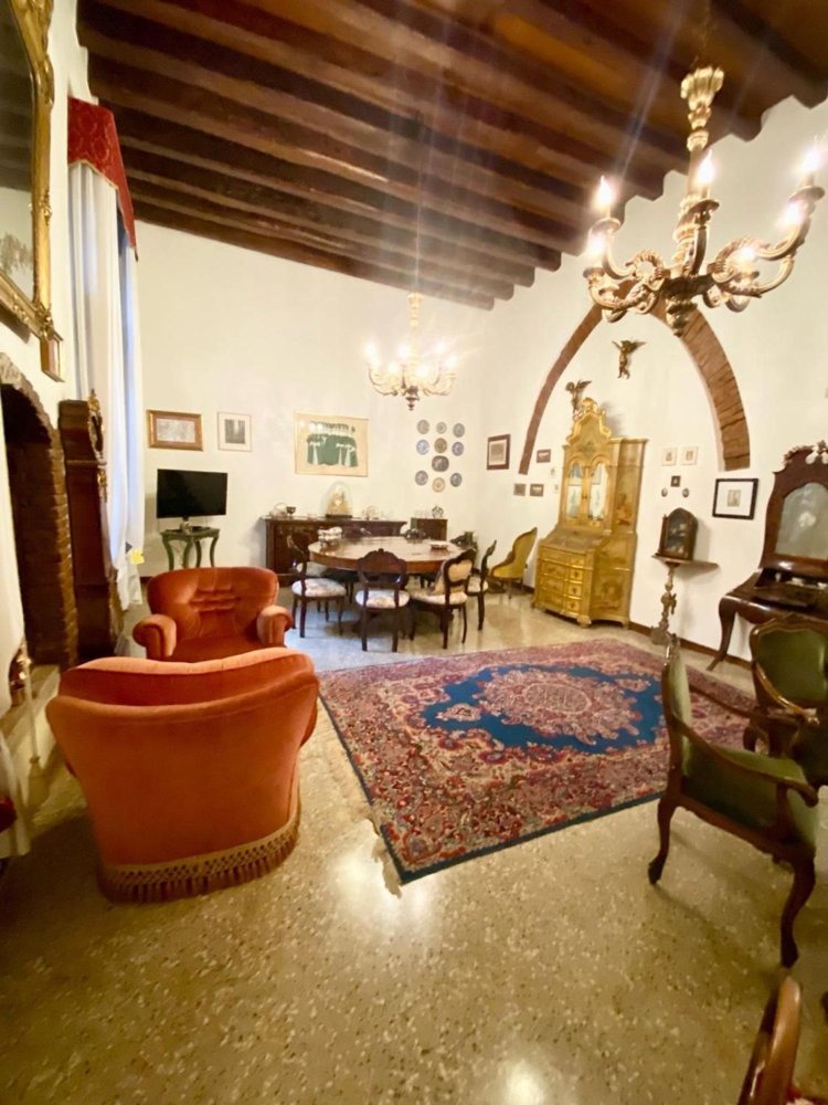 5 rooms Apartment in Venice, Italy No. 276066