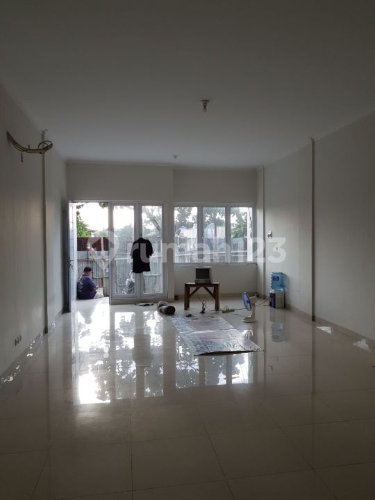 225m² Shop in Cengkareng, Indonesia No. 1379