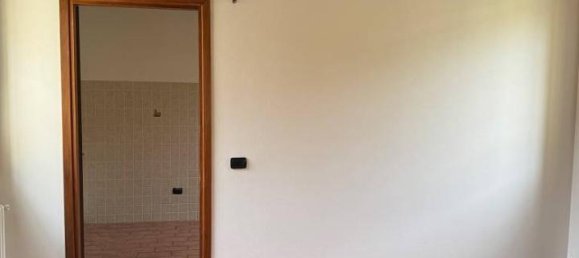 3 rooms Apartment in Modena, Italy No. 149130 2