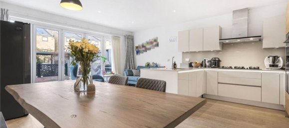 4 bedrooms House in Whetstone, United Kingdom No. 6698 9