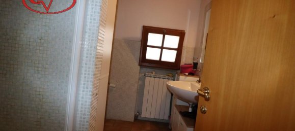 Дом с 4 комнатами в Лоро Чуффенна, Италия № 230840 16