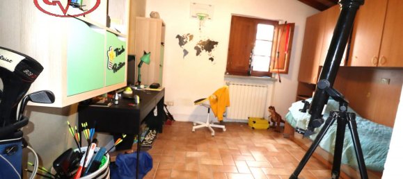 Дом с 4 комнатами в Лоро Чуффенна, Италия № 230840 11