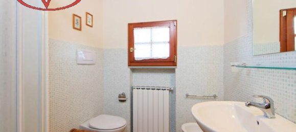 Дом с 4 комнатами в Лоро Чуффенна, Италия № 230840 2