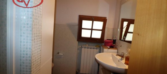 Дом с 4 комнатами в Лоро Чуффенна, Италия № 230840 18