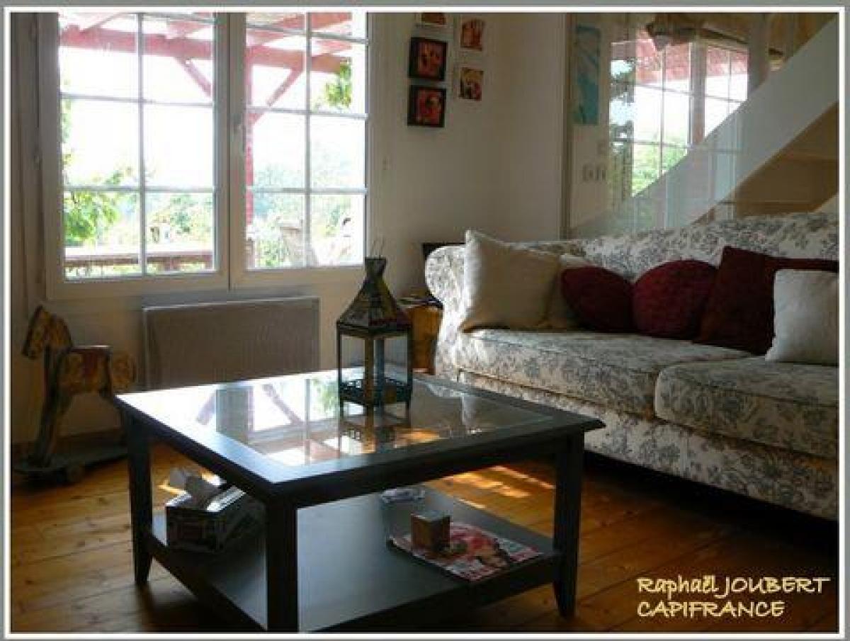 Casa de 4 dormitorios en Evron, France No. 4230