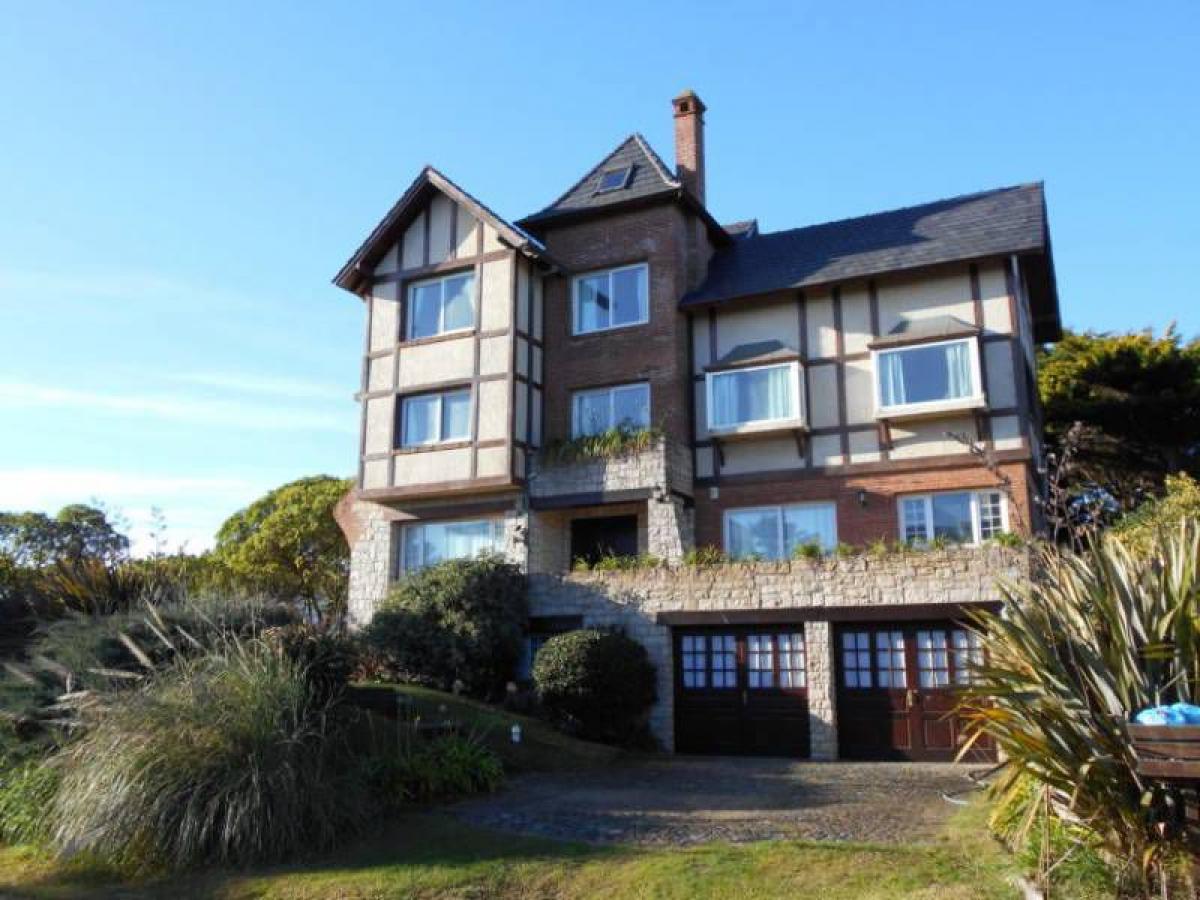 Casa de 6 dormitorios en Mar del Plata, Argentina No. 102238