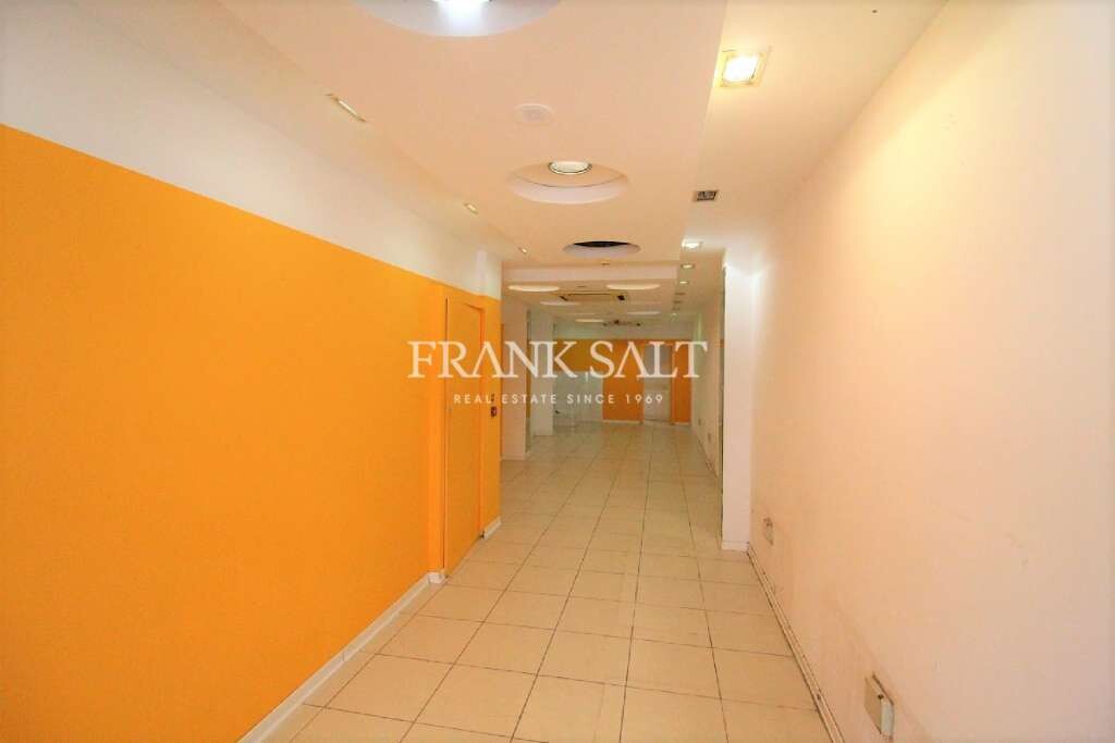  محل تجاري في Saint Julian's, Malta 55متر مربع رقم 11740