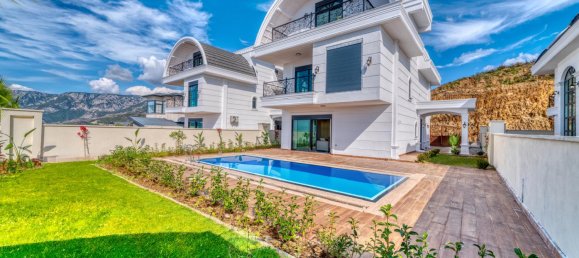 Villa de 5+1 en Kargicak, Turkey No. 27962 4