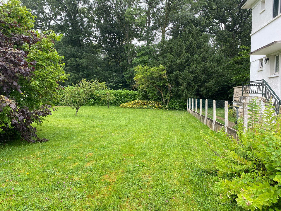  Land in Gazeran, France No. 106097