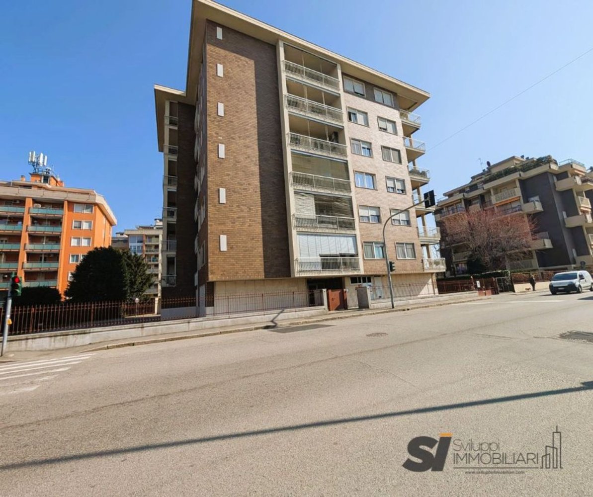 Apartamento de 4 habitaciónes en Novara, Italy No. 228012