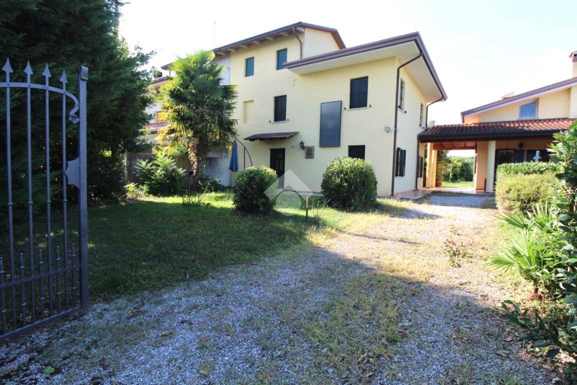 Villa de 5 dormitorios en San Michele al Tagliamento, Italy No. 259309
