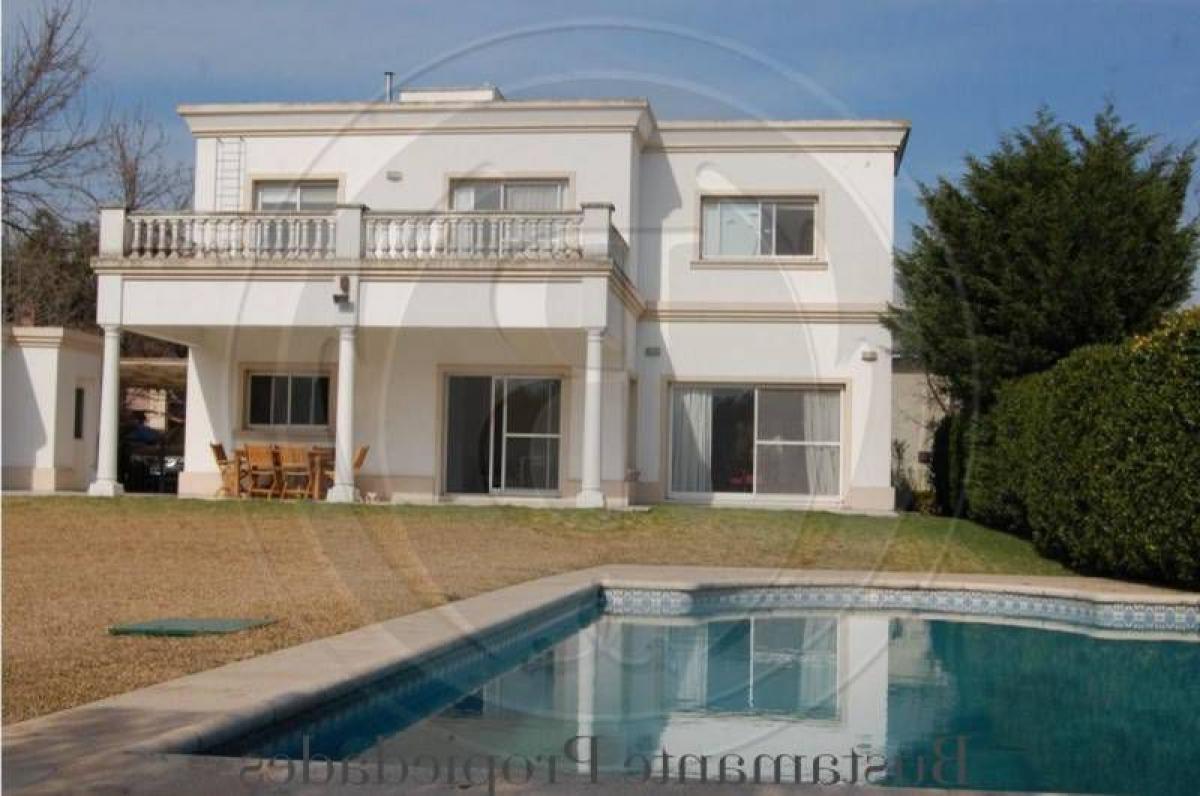 Casa de 3 dormitorios en Pilar, Argentina No. 77799