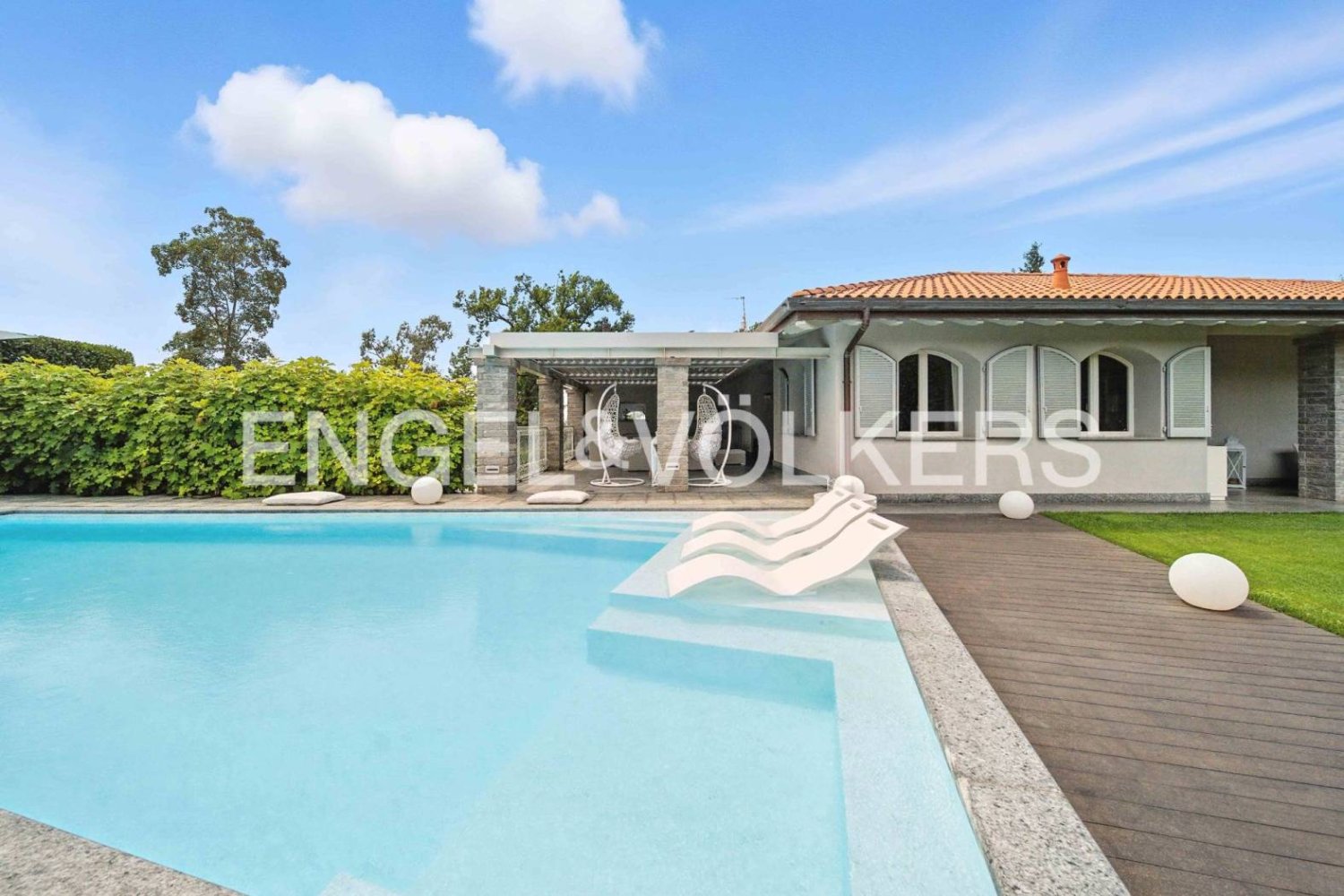 4 Schlafzimmer Villa in Tradate, Italy, Nr. 131073