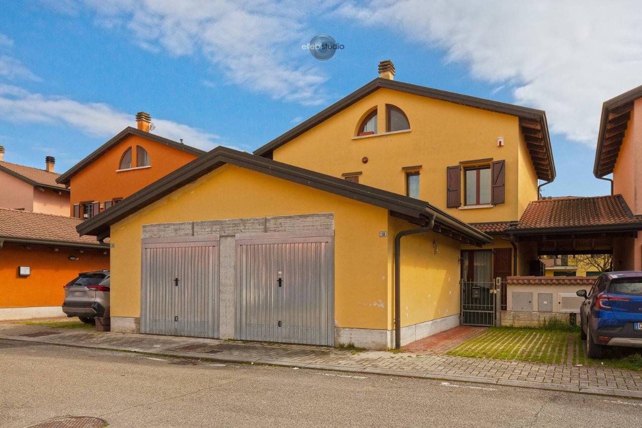 Casa de 4 habitaciónes en Correggio, Italy No. 80825