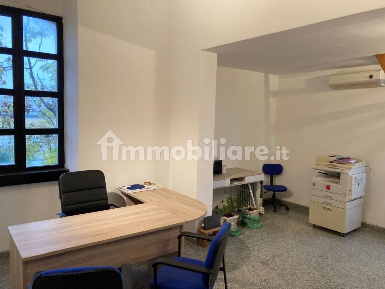 3 rooms Office in Bari, Italy No. 110598