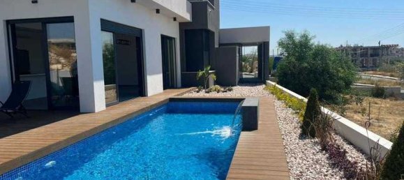 4 bedrooms House in Agios Athanasios, Cyprus No. 7338 2