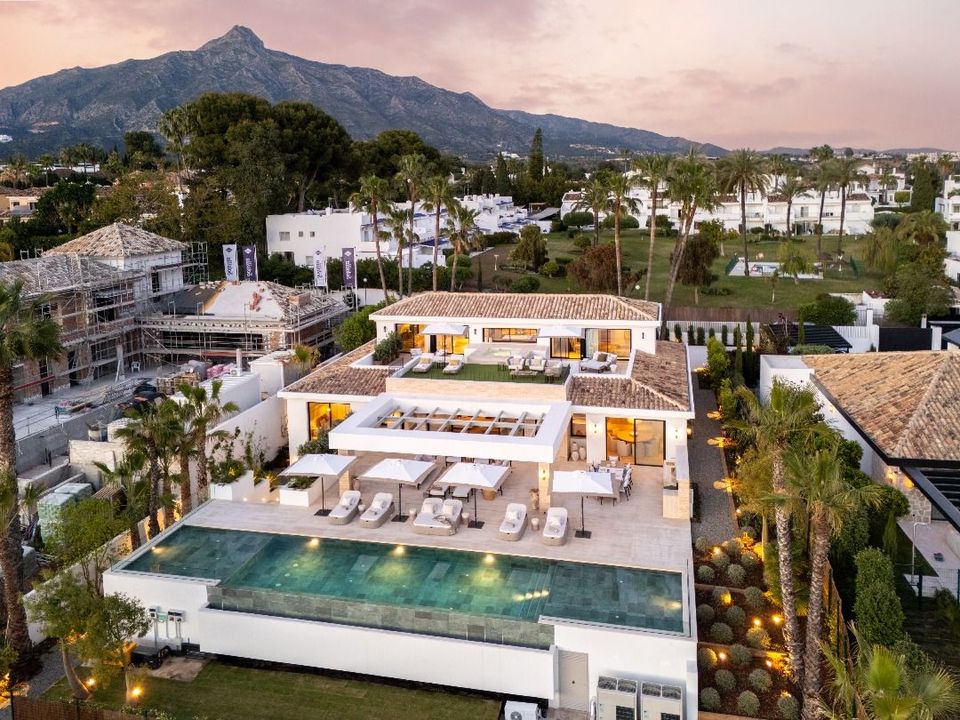 6 bedrooms Villa in Marbella, Spain No. 206904