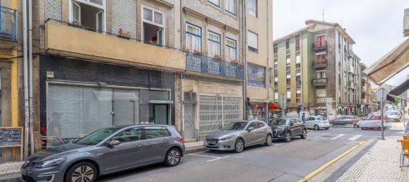 9 bedrooms Building in Porto, Portugal No. 224633 2