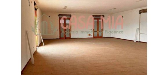 348m² Commercial property in Calendasco, Italy No. 164065 16