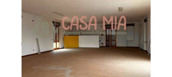 348m² Commercial property in Calendasco, Italy No. 164065 18