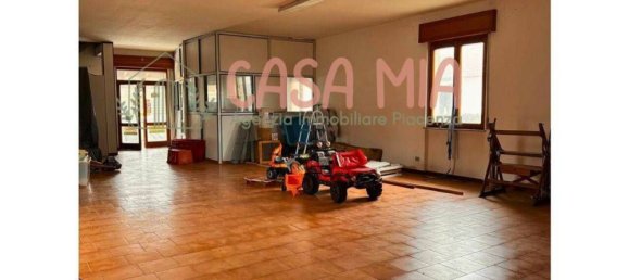 348m² Commercial property in Calendasco, Italy No. 164065 14